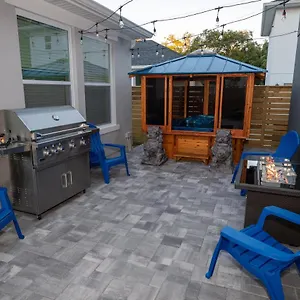 Holiday home Newly Constructed Modern Pet Friendly Zen With Private Theater & Hot Tub!, Orlando